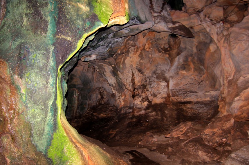Salah satu bagian gua dengan warna dinding yang bergradasi