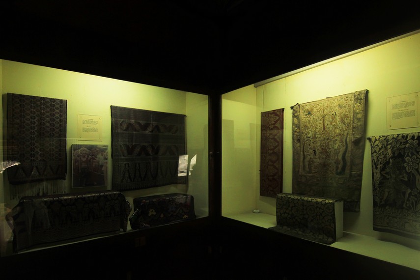Koleksi tekstil tradisional yang dipamerkan di Gedung Buleleng antara lain kain poleng, kain geringsing, dan songket