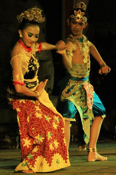 Sendratari Giri Gora Dahuru Daha menceritakan kembali kisah Calon Arang dalam perspektif budaya Jawa Timur