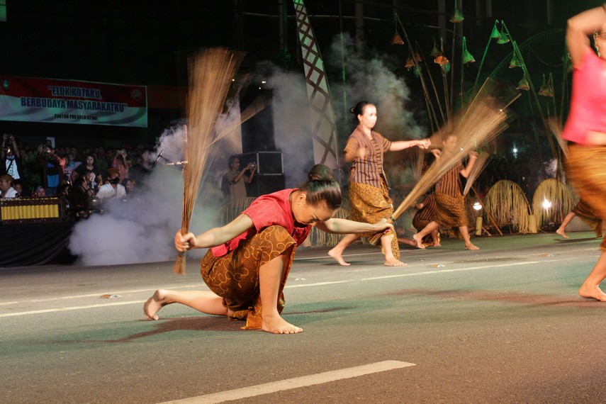 Para penari mempertunjukan kebolehannya menari di depan ratusan masyarakat Solo yang memadati area di sepanjang Jalan Sudirman