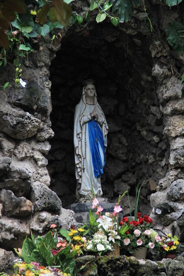 Patung Bunda Maria yang terdapat di halaman Gereja Katedral