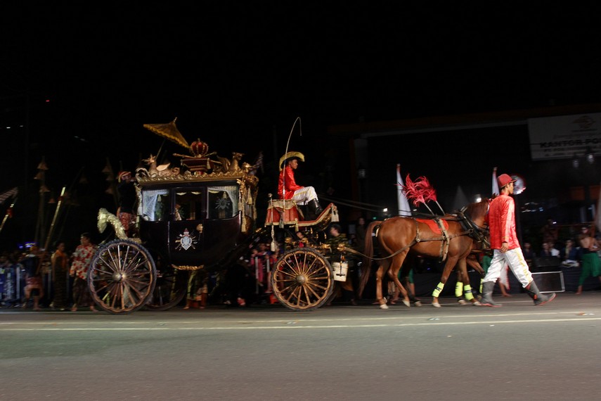 Kereta kuda juga turut didatangkan untuk membuat suasana parade hidup dan terasa seperti Kota Solo tempo dulu