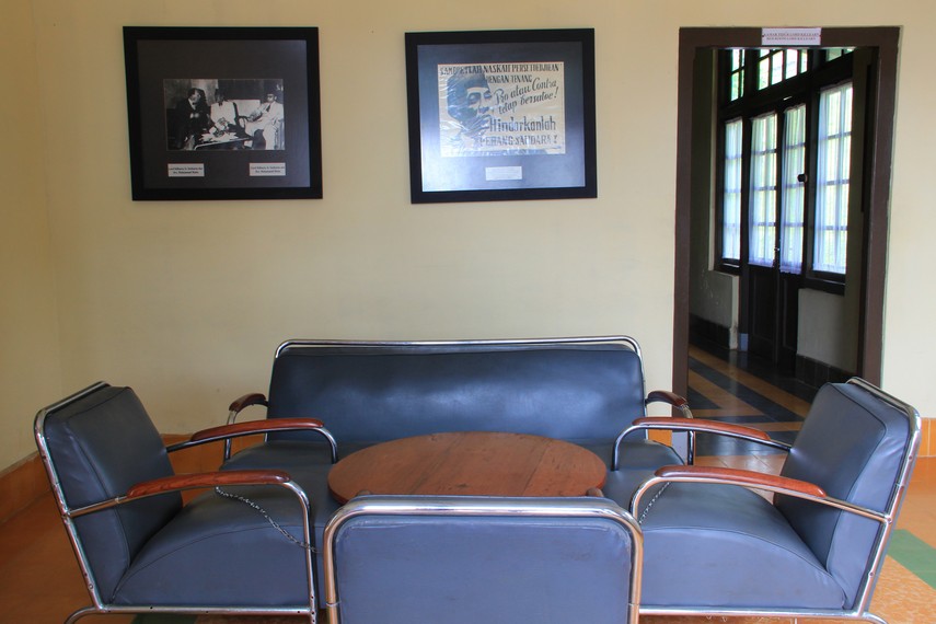 Kursi dan meja yang digunakan Soekarno-Hatta bertemu dengan Lord Killearn sebagai penengah