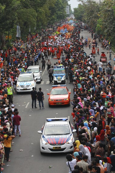 Masyarakat Kota Solo dan wisatawan memadati sisi Jalan Slamet Riyadi untuk melihat parade Solo Batik Carnival