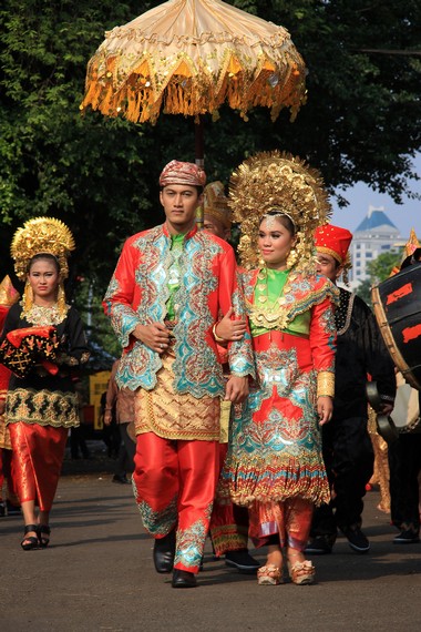 Pakaian adat pengantin Sumatera Barat  yang dipamerkan dalam karnaval nusantara 2013