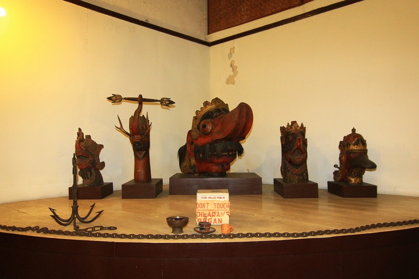 Rojomolo adalah raksasa penguasa laut. Patung ini merupakan hiasan perahu yang dipakai Pakubuwono IV untuk menjemput tunangannya di Madura