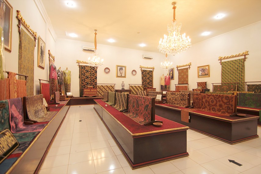 Untuk mempersatukan Indonesia, Presiden Soekarno menggagas Batik Indonesia, yang menggabungkan unsur-unsur dari berbagai jenis batik