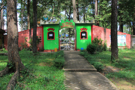 Hutan Wisata Punti Kayu dibuka setiap hari mulai pukul 08.00 WIB hingga pukul 16.00 WIB
