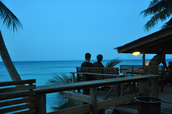 Pemandangan di Pantai Sumur Tiga membangun suasana romantis bagi pasangan kekasih
