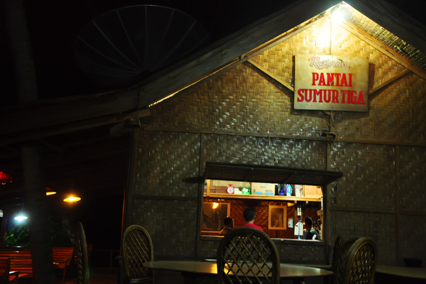 Restoran yang dikenal dengan nama Freddys menjadi salah satu alternatif tempat makan di Pantai Sumur Tiga