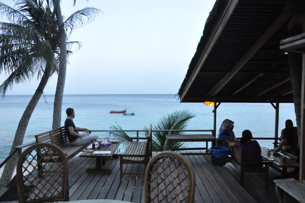 Suasana sore di Restoran Pantai Sumur Tiga yang menyajikan pemandangan laut lepas yang menenangkan