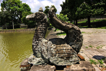 Patung burung merak yang dibangun untuk menghormati masyarakat Sulawesi karena telah mengusir ular di Taman Air Mayura