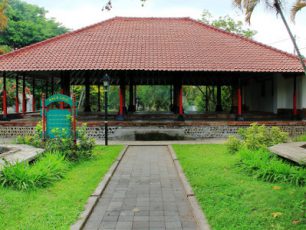 Menjamahi Narmada, Taman Keluarga Raja di Mataram