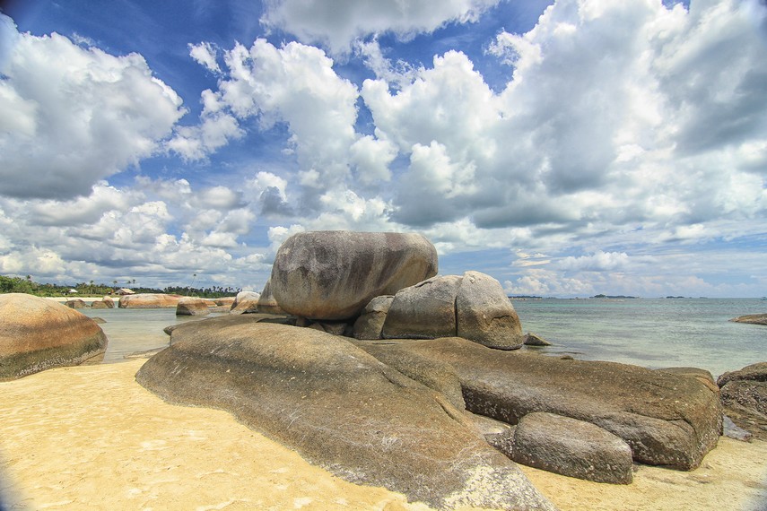 Batu-batu granit yang ada di Pantai Tanjung Tinggi memiliki kontur besar dan bertumpuk-tumpuk
