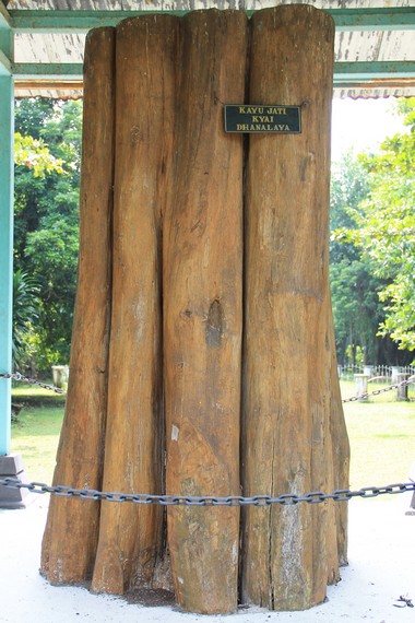 Kayu Jati Kyai Dhanalaya yang merupakan sisa dari kayu yang digunakan Pakubuwono V untuk membuat patung Rojomolo