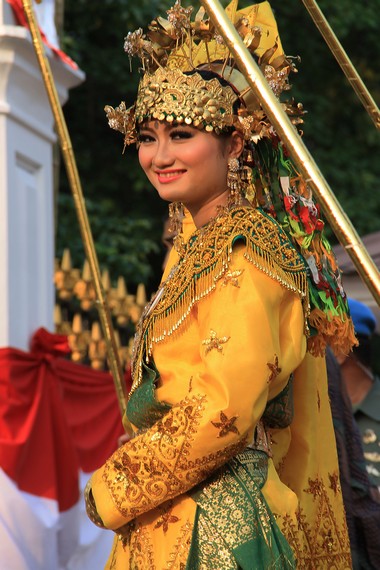 Pakaian adat Melayu Jambi terkesan mewah karena dijahit menggunakan benang emas