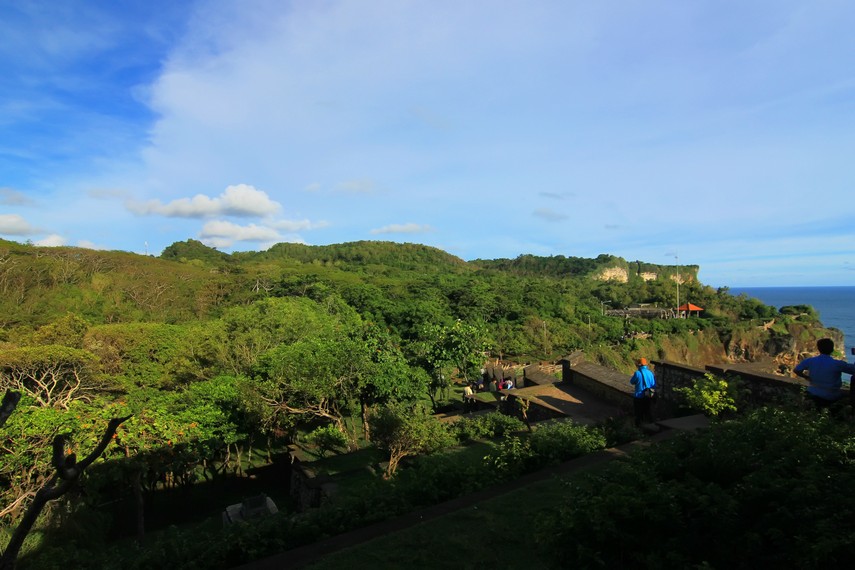 Panorama alam yang hijau di sisi selatan Semenanjung Uluwatu