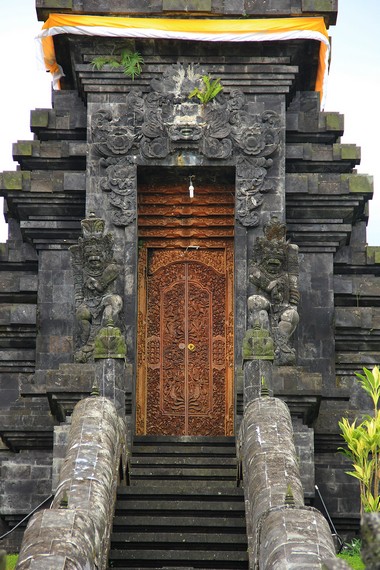 Pintu utama Pura Parahyangan Agung Jagatkartta yang hanya dibuka bagi umat Hindu
