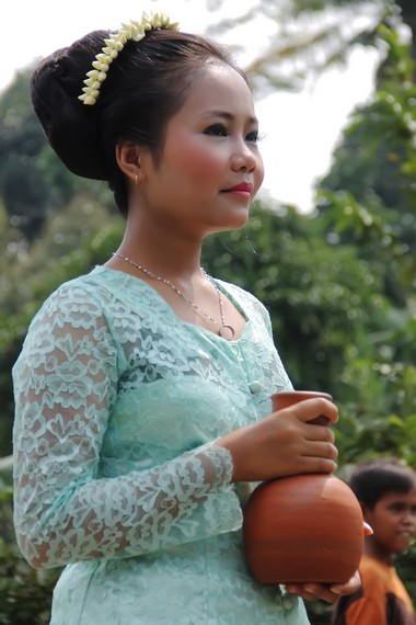 Seorang gadis membawa kendi berisi air suci menjadi salah satu peserta dalam helaran dongdang