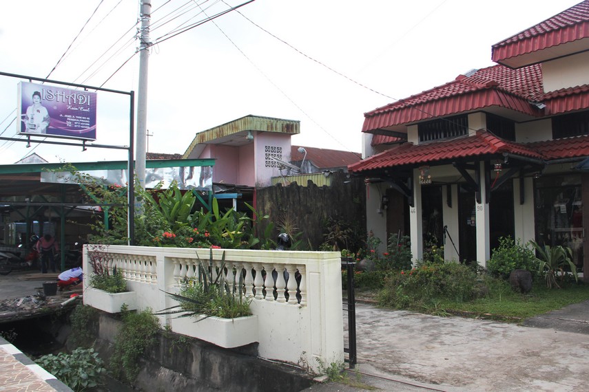 Toko Kain Cual Ishadi terletak di Jalan Ahmad Yani No. 46, Pangkalpinang, Bangka