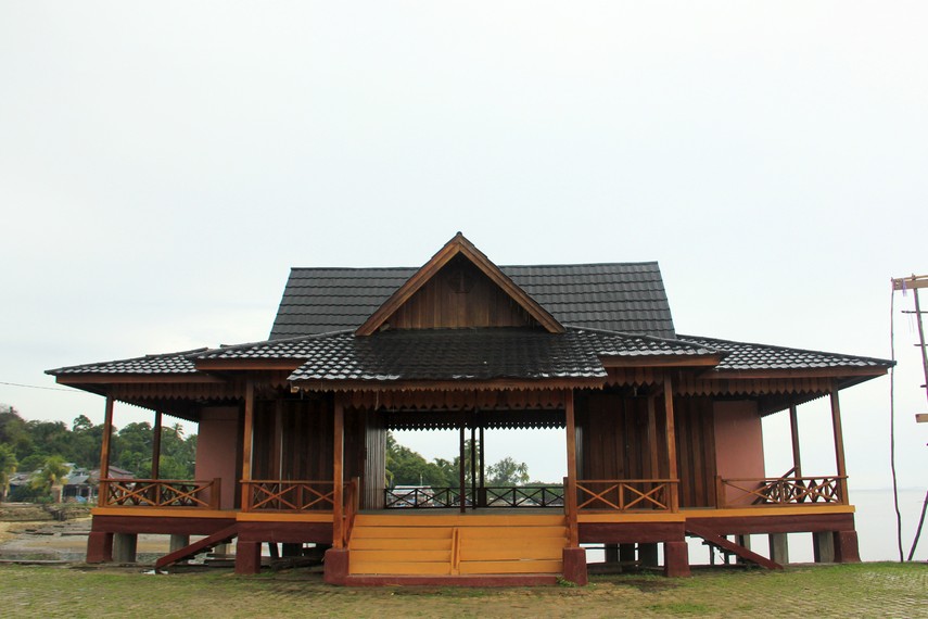 Warga Selat Nasik memiliki rumah adat sendiri dan sedikit berbeda dengan rumah adat Belitung