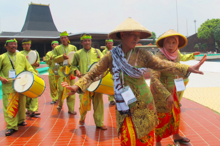Ekspresi kegembiraan sebagian peserta arak-arakan ritual barong ider bumi