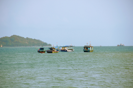 Aktivitas nelayan mencari ikan yang bisa dilihat pengunjung di Pantai Duta Wisata