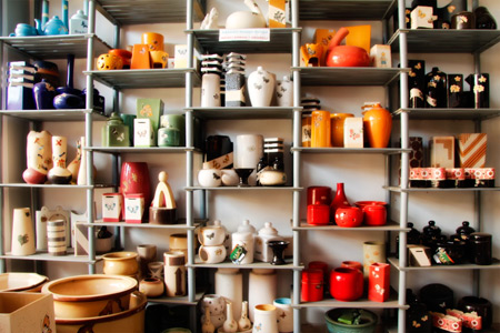 Beragam bentuk kerajinan keramik seperti pajangan meja, vas bunga, hingga guci tersedia di pusat industri ini