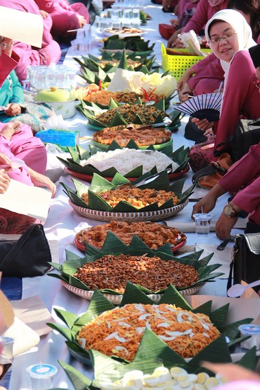Beraneka kuliner khas Kutai disuguhkan oleh jajaran dinas Kabupaten Kutai untuk menjamu warga