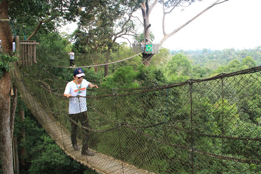 Meskipun aman, melintasi jembatan kanopi merupakan aktivitas yang menguji nyali dan adrenalin para pengunjung