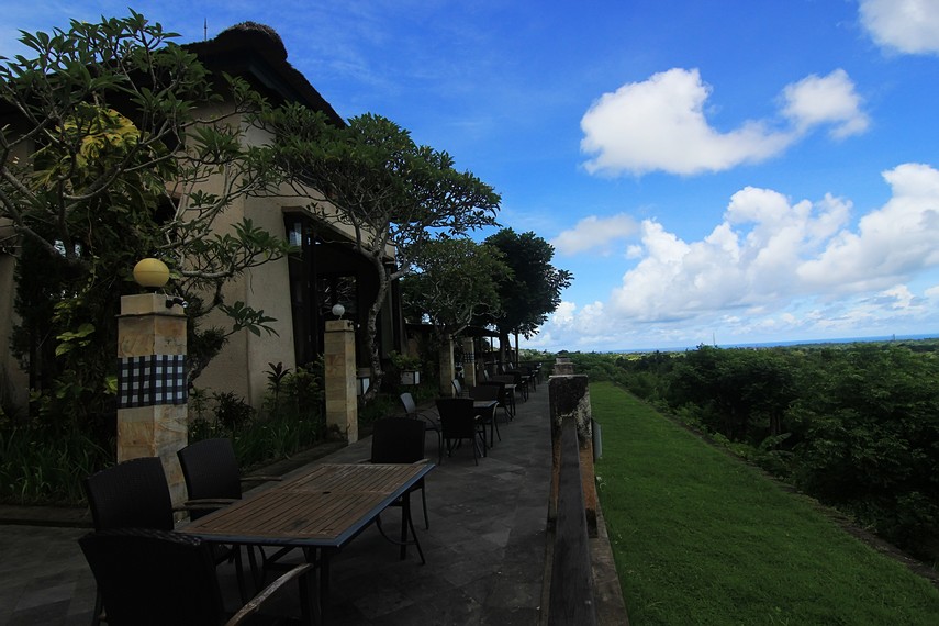 Dari atas kompleks GWK, pengunjung dapat melihat keindahan panorama kawasan selatan Bali
