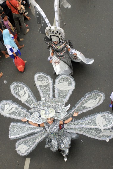 Kreasi batik yang ditampilkan pada Solo Batik Carnival membuat tampilan batik jauh dari kesan kaku dan ketinggalan zaman