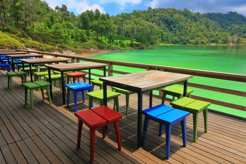 Mengunjungi Danau Linow tergolong murah, pengunjung cukup mengeluarkan biaya sebesar Rp25.000