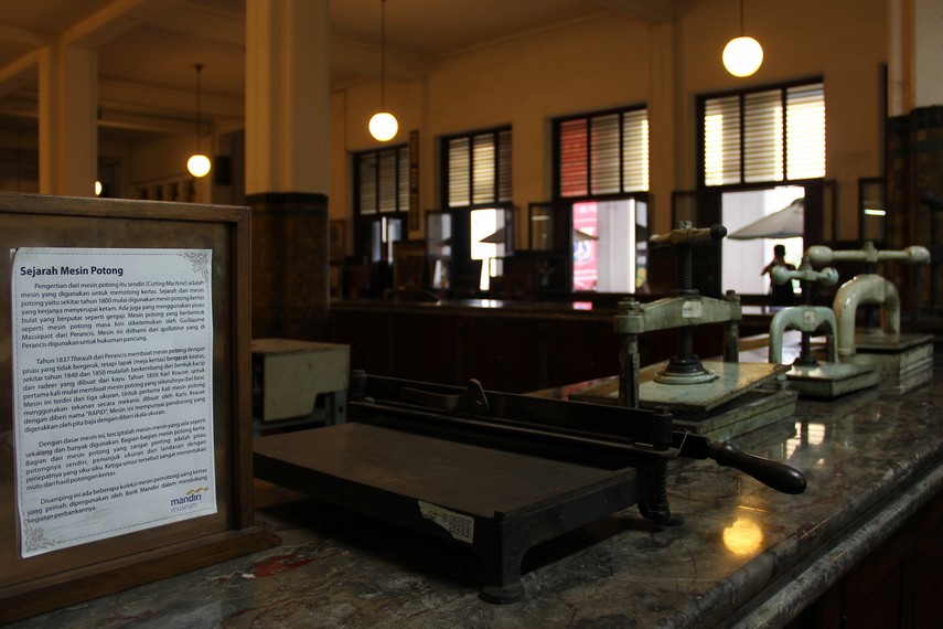 Pemotong kertas pada zaman awal perbankan nasional menjadi salah satu koleksi yang masih tersimpan disalah satu ruang Museum Bank Mandiri