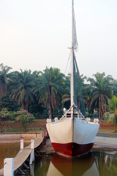 Salah satu perahu kebanggaan bangsa Indonesia perahu pinisi terdapat di halaman depan Museum Keprajuritan