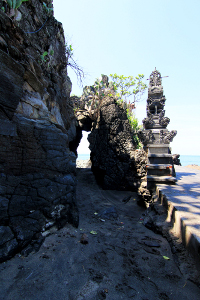 Jalan ini dahulu digunakan nenek moyang orang Lombok untuk berjalan kaki menuju pantai