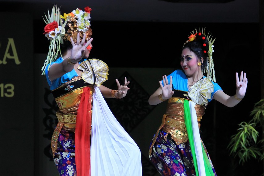 Tari Periri Sesamuangan merupakan tari kreasi yang berasal dari kebudayaan suku Sasak, Nusa Tenggara Barat