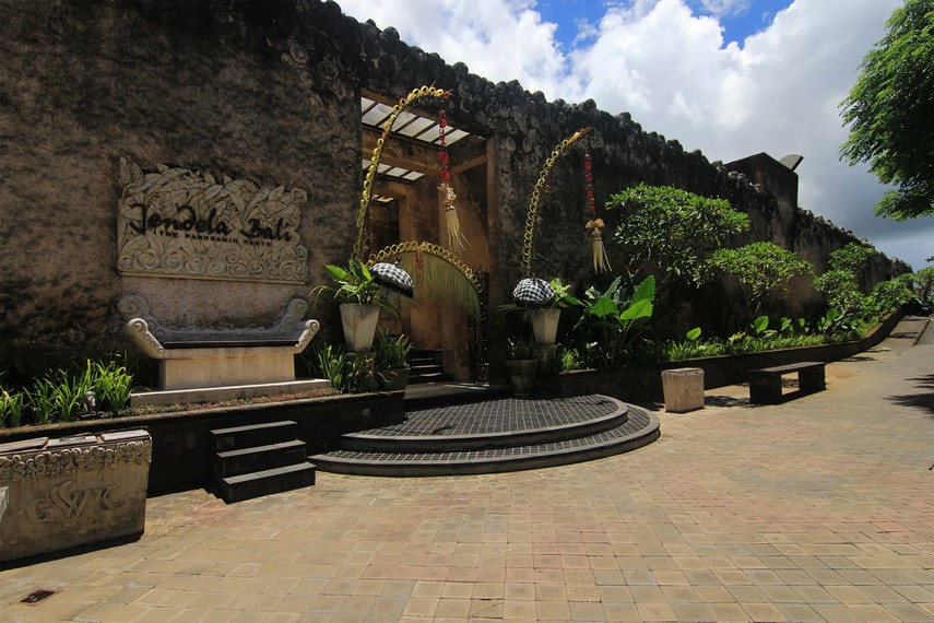 Restoran Jendela Bali yang terdapat di dalam kompleks GWK memiliki pemandangan alam yang menawan