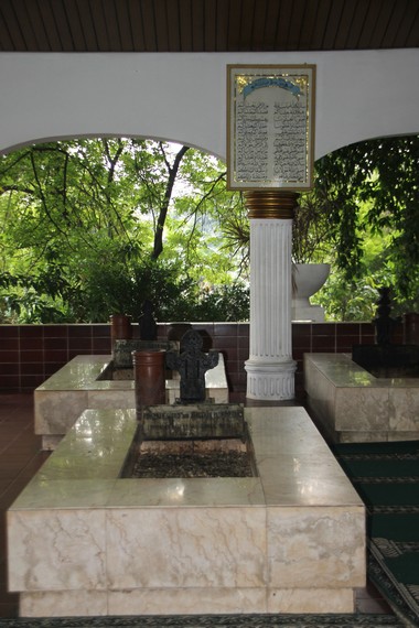 Makam Pangeran Soeria yang berada di bagian kanan makam Pangeran Jayakarta