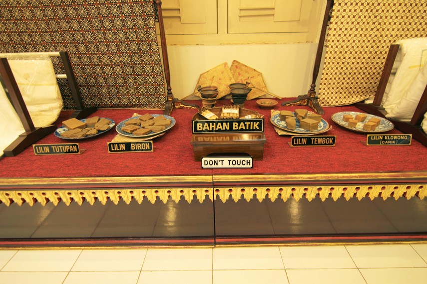 Museum Batik Danar Hadi juga menyimpan berbagai bahan yang digunakan dalam proses pembuatan batik, sekaligus tahap-tahap proses pembuatan