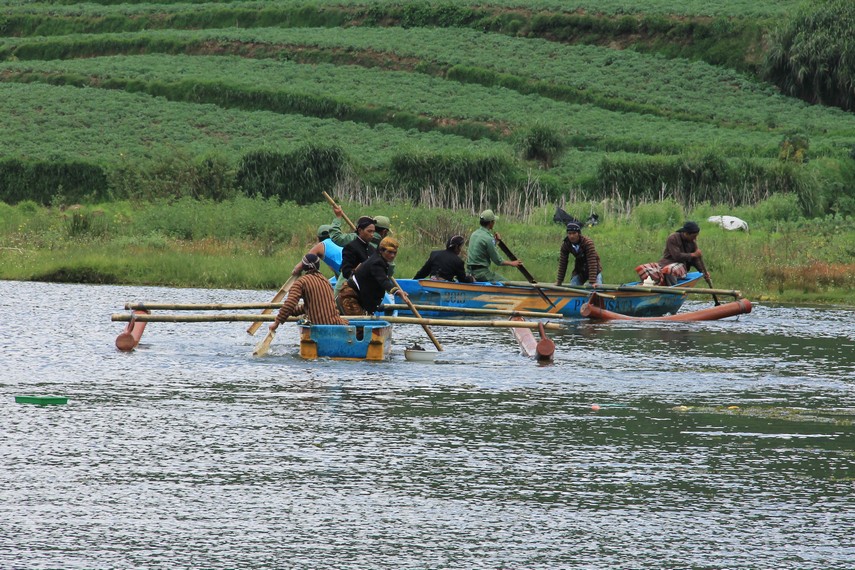 Rambut gimbal yang sudah dipotong kemudian dilarungkan. Pelarungan biasanya dilakukan di Telaga Warna, Telaga Balaikambang, atau Sungai Serayu