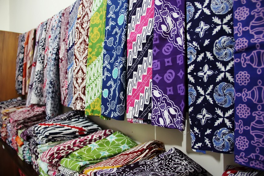 Pembuatan batik garutan umumnya dilakukan oleh kaum wanita di Kota Garut dan sekitarnya