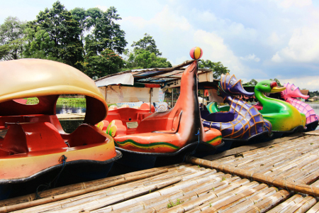 Wahana sepeda air dapat menjadi pilihan saat berkunjung ke Situ Bagendit
