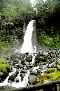 Curug Cibeureum terletak di kawasan Taman Nasional Gunung Gede Pangrango