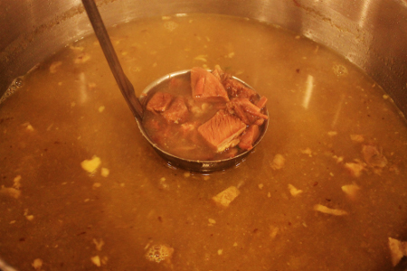 Isi soto sulung yang dibuat dari campuran daging dan jeroan sapi