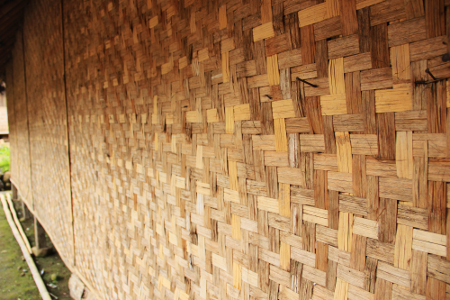 Dinding rumah yang terbuat dari anyaman bambu