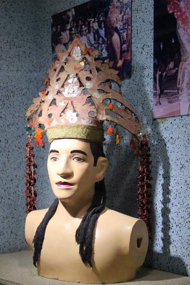 Salah satu koleksi aksesoris kepala tradisional dari Kalimantan Timur