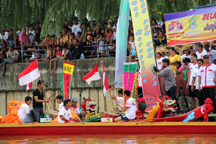 Sepanjang acara tradisi lempar bebek berlangsung, alunan musik khas Tionghoa bergema di sepanjang tepi sungai