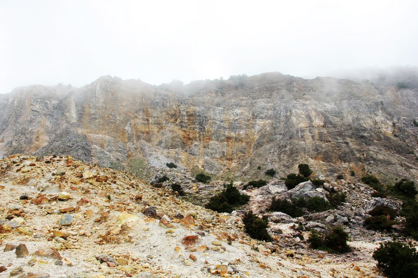 Tebing yang kokoh menjadi salah satu panorama yang ditawarkan Kawah Papandayan