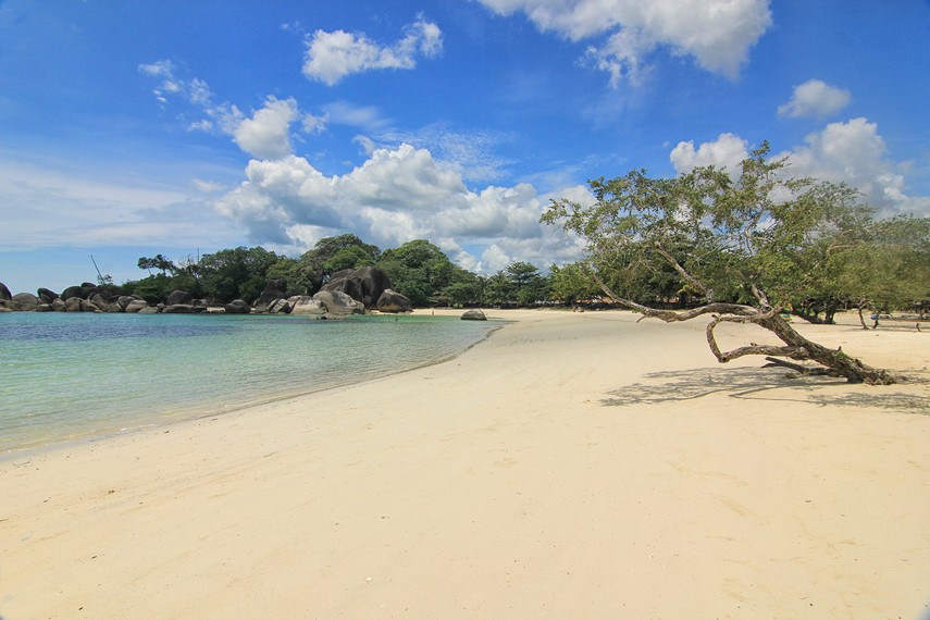 Belum lengkap rasanya berkunjung ke Belitung jika tidak mengunjungi Pantai Tanjung Tinggi